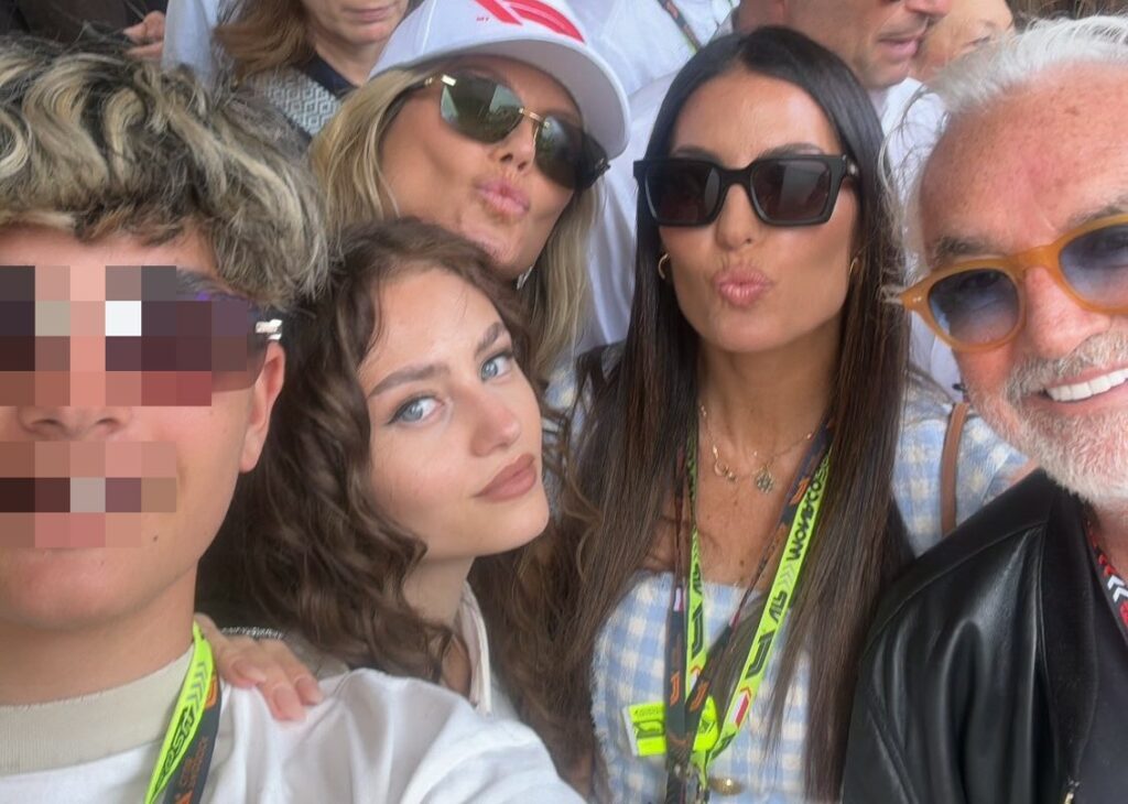 ''Family Selfie'': Briatore riunisce i suoi due figli e le loro famose mamme a Monte Carlo, lo scatto da ''famiglia allargata'' ''Family Selfie'': Briatore riunisce i suoi due figli e le loro famose mamme a Monte Carlo, lo scatto da ''famiglia allargata''