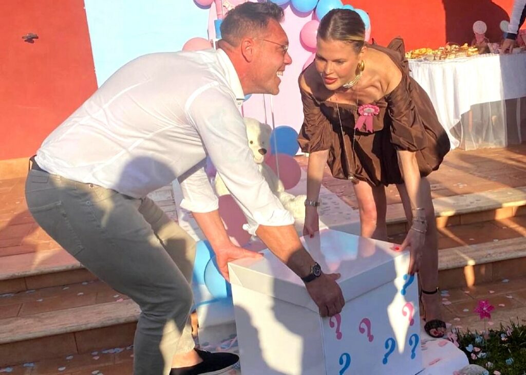 Carlotta Dell'Isola e Nello Sorrentino, ex di Temptation Island, svelano se avranno un maschio o una femmina: il gender reveal Carlotta Dell'Isola e Nello Sorrentino, ex di Temptation Island, svelano se avranno un maschio o una femmina: il gender reveal