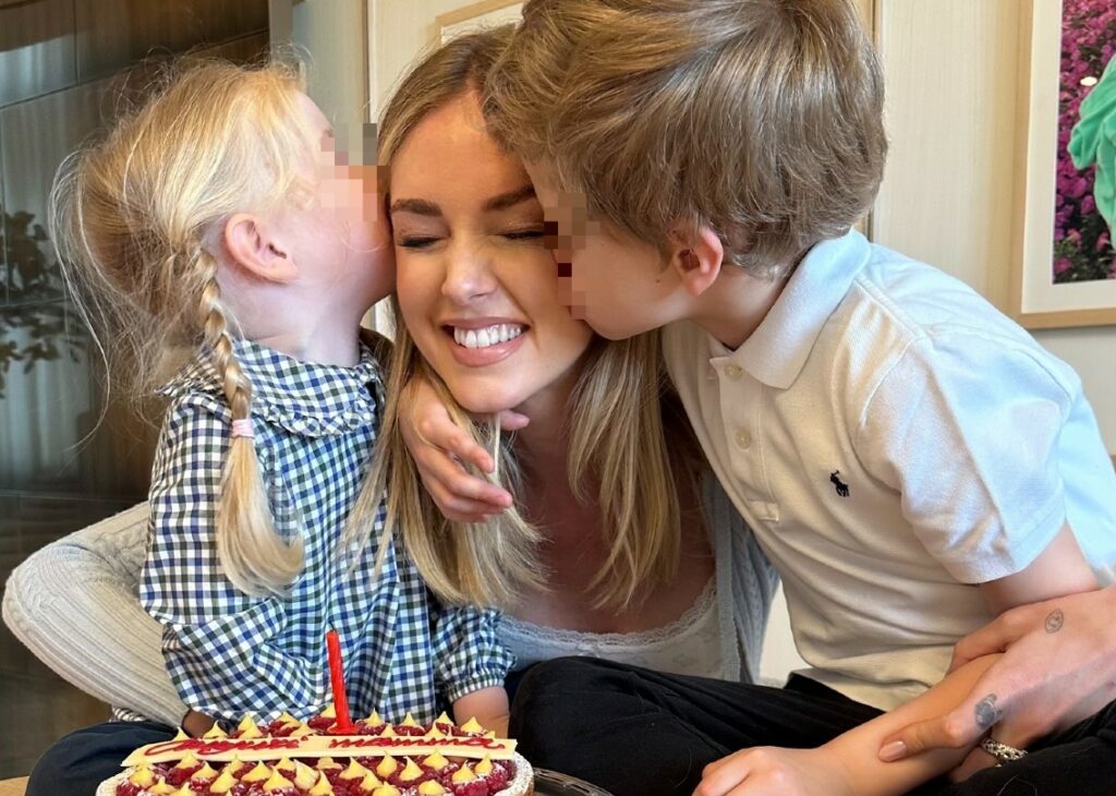 Chiara Ferragni compie 37 anni: la tenera foto con i due figli davanti alla torta Chiara Ferragni compie 37 anni: la tenera foto con i due figli davanti alla torta