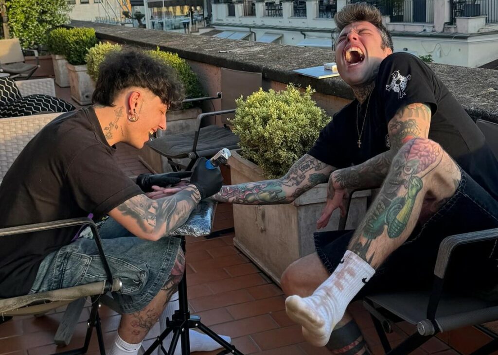 Fedez si fa un nuovo tatuaggio per festeggiare la vittoria contro il Codacons: guarda 