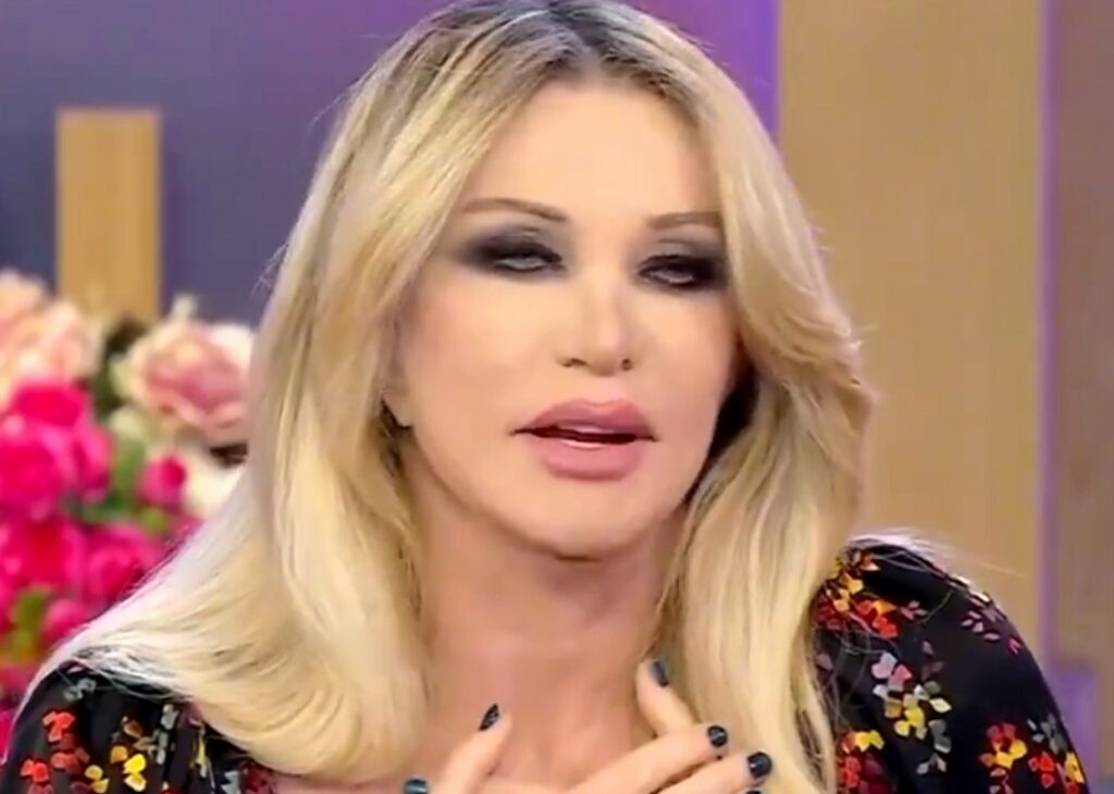''E' una scusa per vendere'': Paola Ferrari contro Elodie 'in tanga', l'attacco in tv