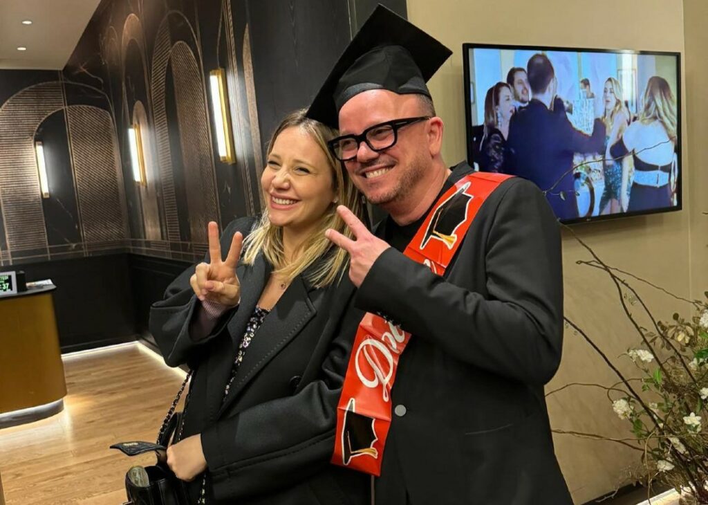 Gigi D'Alessio ritira la laurea insieme alla compagna Denise incinta del loro secondo figlio: guarda