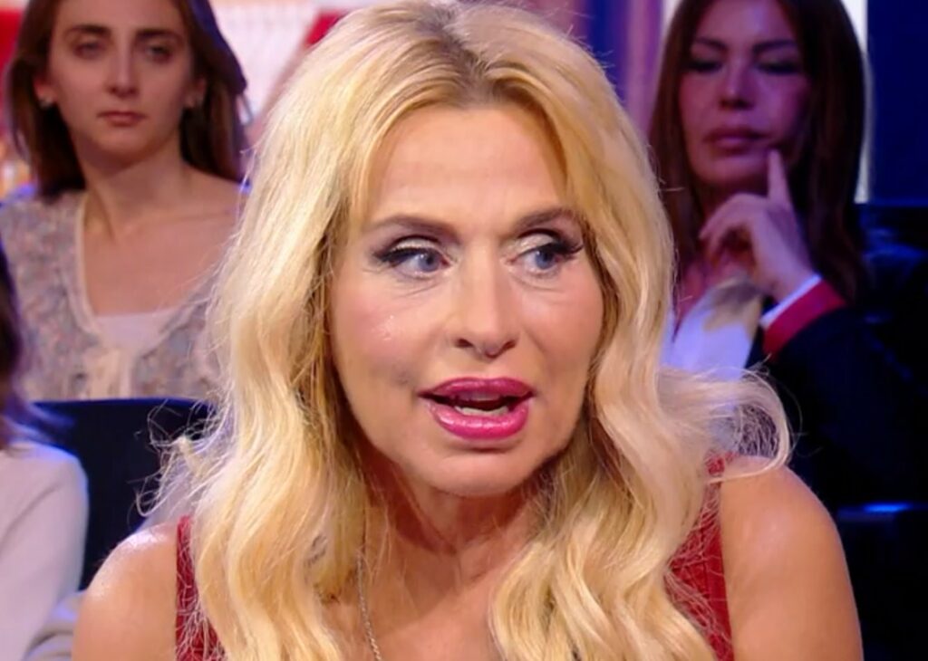 ''La madre di Signorini aveva la mia foto sul comodino'': Valeria Marini spiega perché ''La madre di Signorini aveva la mia foto sul comodino'': Valeria Marini spiega perché