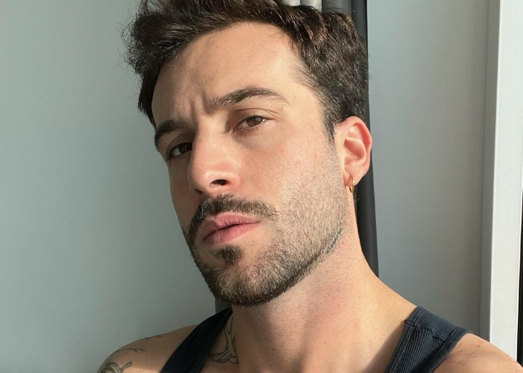 ''In qualche modo ti trovo'': Andreas Muller infuriato per il messaggio dell'hater che mette in mezzo le gemelline, chiede aiuto a Le Iene