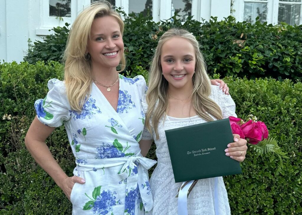 Reese Witherspoon versa lacrime di gioia al diploma della nipote 18enne: le foto con la sua adorata Abby Reese Witherspoon versa lacrime di gioia al diploma della nipote 18enne: le foto con la sua adorata Abby