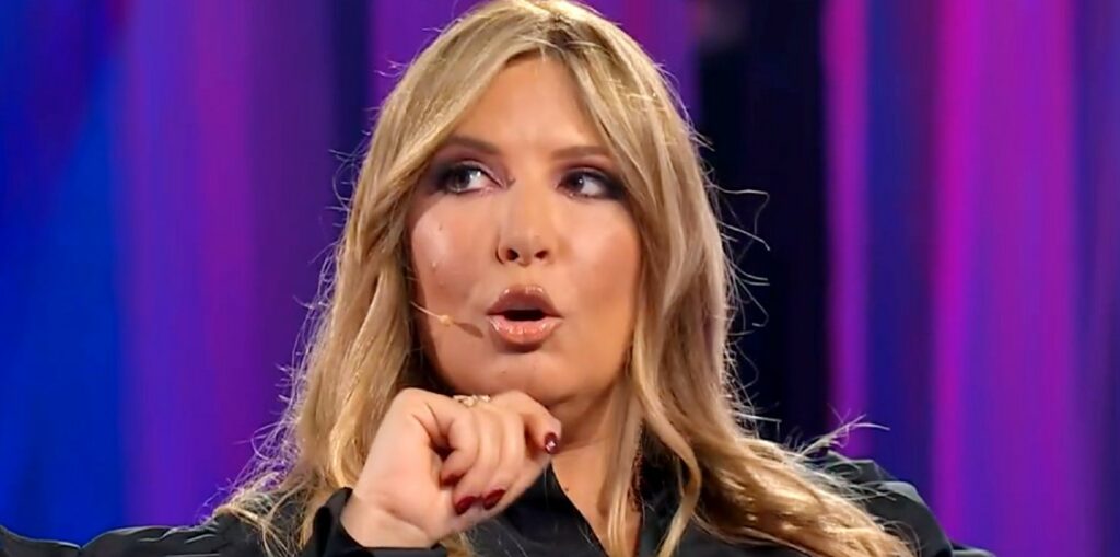 ''Col macchinone e la ragazzetta di vent’anni Fedez sta facendo la figura dello sfigato'': Selvaggia Lucarelli affonda sul rapper in tv