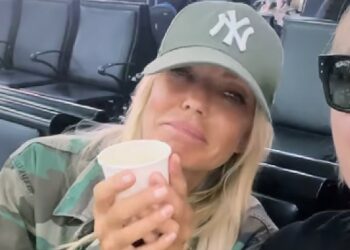 Matilde Brandi si gusta il primo cappuccino dopo le privazioni dell'Isola dei Famosi