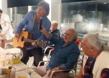 Ronn Moss, lo storico Ridge di Beautiful suona alla cena per i 74 anni di Jerry Calà