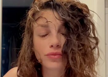 Emma Marrone mostra i capelli crespi