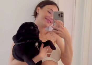 Rosalinda Cannavò mostra emozionata il pancione del settimo mese