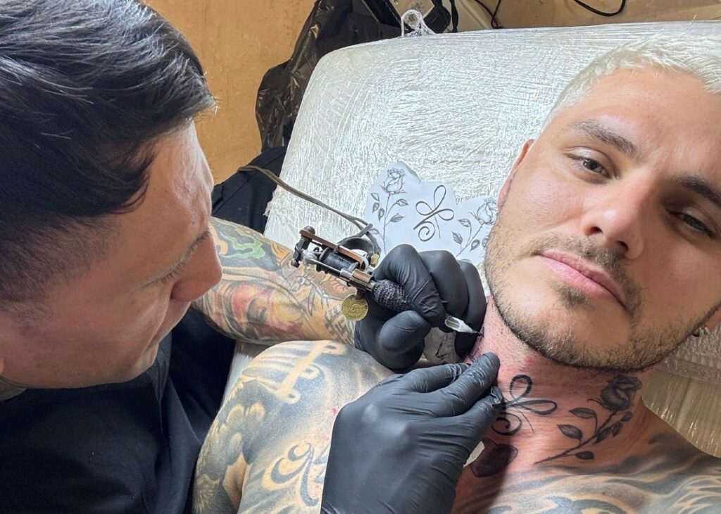 Mauro Icardi, marito di Wanda Nara, si fa tatuare l'ultimo lembo di pelle libero: ora ha inchiostro anche sul collo, le immagini Mauro Icardi, marito di Wanda Nara, si fa tatuare l'ultimo lembo di pelle libero: ora ha inchiostro anche sul collo, le immagini