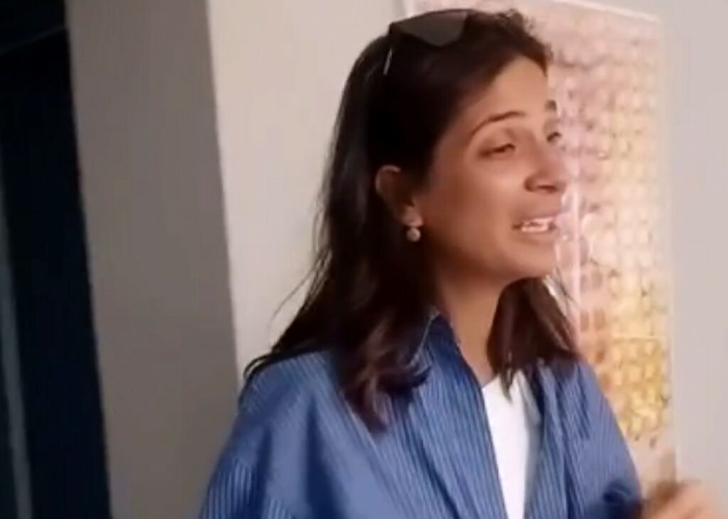 Roberta Morise emozionata per il ritorno a casa col figlio dopo il difficile parto: l'abbraccio al compagno Enrico Bertolini