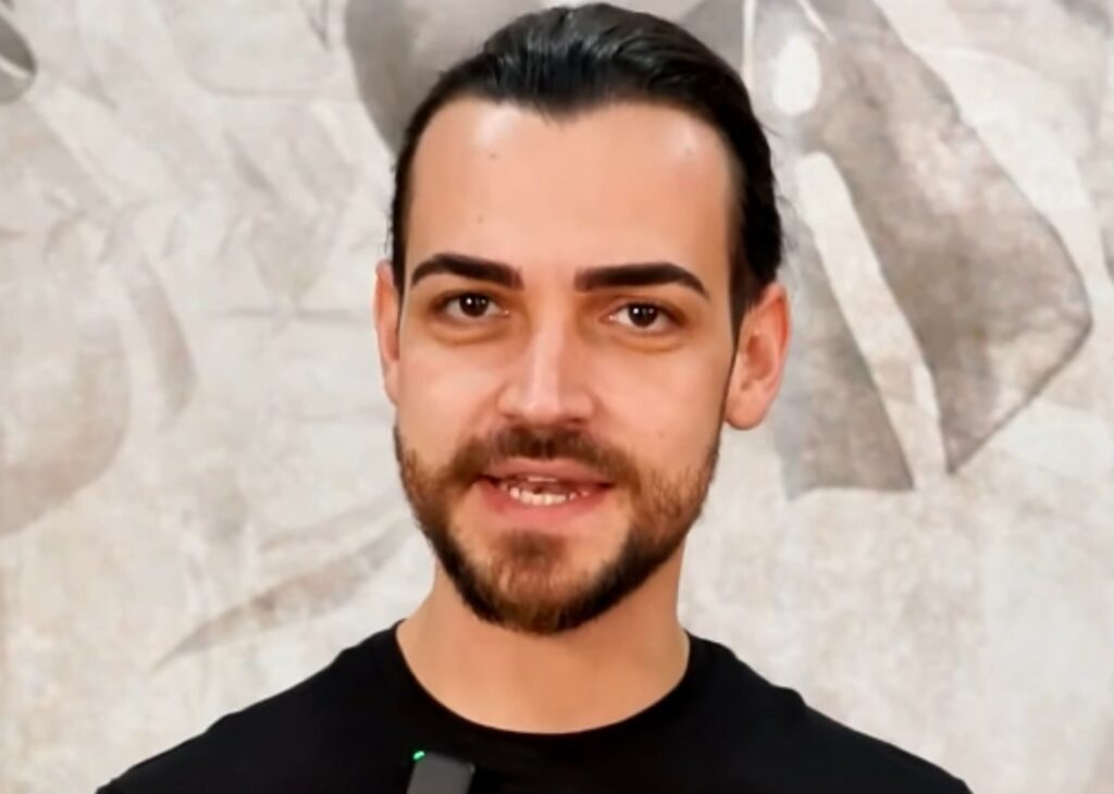 ''La mia nuova veste è l’hair stylist professionista'': Valerio Scanu annuncia di essere diventato parrucchiere e l’apertura del suo salone ''La mia nuova veste è l’hair stylist professionista'': Valerio Scanu annuncia di essere diventato parrucchiere e l’apertura del suo salone