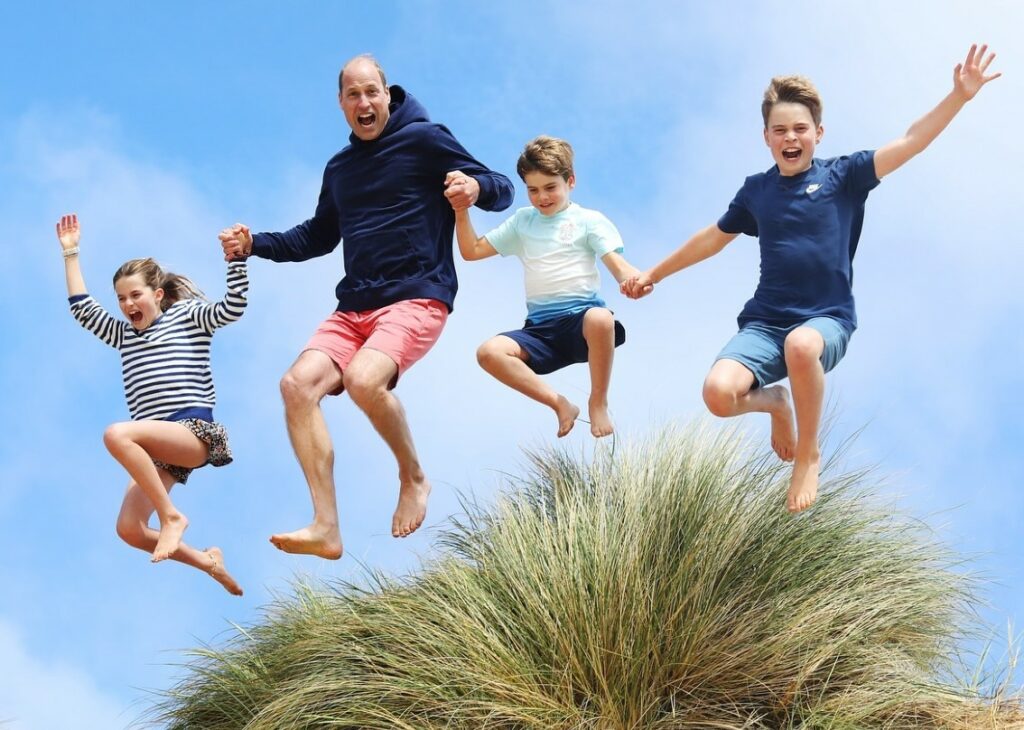 Compleanno Principe William, la moglie malata condivide una foto di lui con i loro figli: guarda
