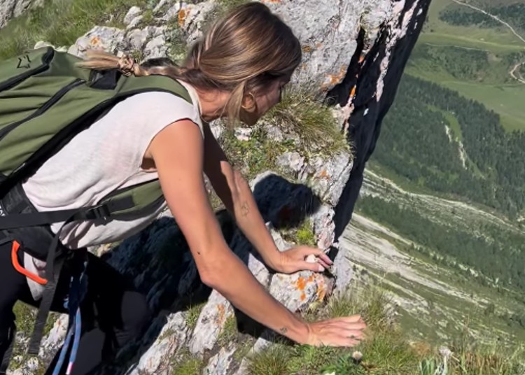 Eleonora Pedron si arrampica in montagna come una professionista Eleonora Pedron si arrampica in montagna come una professionista