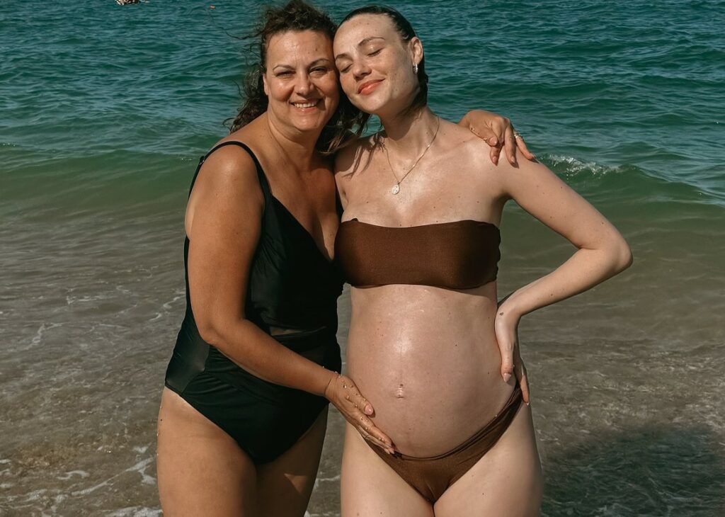 Rosalinda Cannavò in vacanza con i suoi genitori nelle Marche con il pancione di quasi otto mesi Rosalinda Cannavò in vacanza con i suoi genitori nelle Marche con il pancione di quasi otto mesi