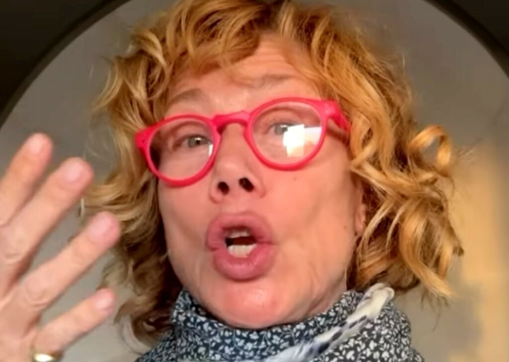 ''Dormo al massimo 4 ore, a intermittenza'': Nancy Brilli rivela di avere grandi problemi col sonno da quando ha 18 anni