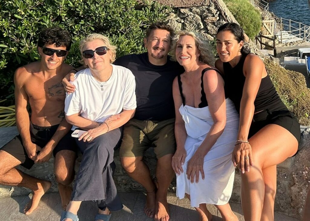 Antonella Clerici torna a farsi vedere dopo la convalescenza seguita all'operazione chirurgica d'urgenza: la foto sul set