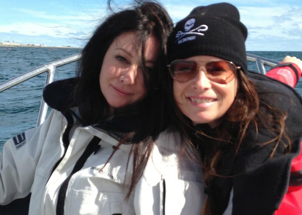''Ho un vuoto nel petto, ti amo sorella'': l’addio a Shannen Doherty dell’amica e collega di ‘Streghe’ Holly Marie Combs ''Ho un vuoto nel petto, ti amo sorella'': l’addio a Shannen Doherty dell’amica e collega di ‘Streghe’ Holly Marie Combs
