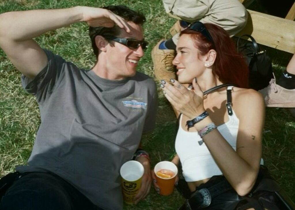 Dua Lipa esce allo scoperto con il nuovo fidanzato attore Callum Turner: foto Dua Lipa esce allo scoperto con il nuovo fidanzato attore Callum Turner: foto