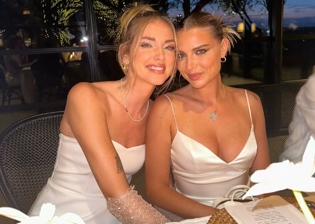 Chiara Ferragni vola in Spagna per l'addio al nubilato della sua migliore amica: sul viso dell'influencer torna il sorriso, foto Chiara Ferragni vola in Spagna per l'addio al nubilato della sua migliore amica: sul viso dell'influencer torna il sorriso, foto