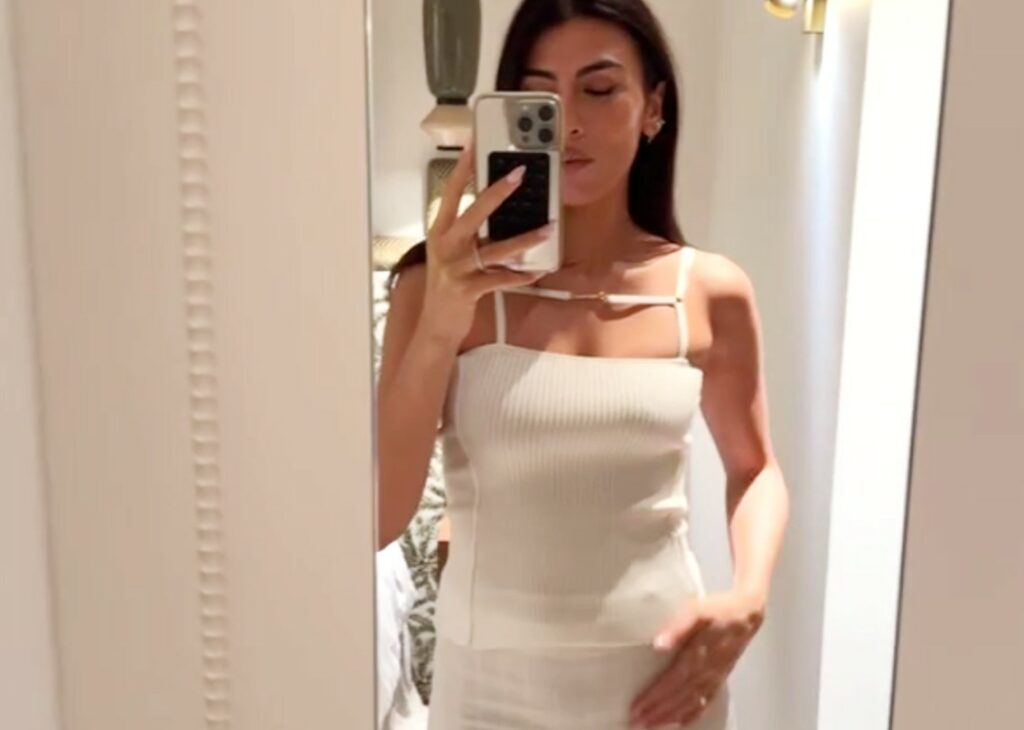 ''Camicie e pantaloni non mi si chiudono'': Giulia Salemi incinta pentita dello shopping fatto a inizio gravidanza, le immagini ''Camicie e pantaloni non mi si chiudono'': Giulia Salemi incinta pentita dello shopping fatto a inizio gravidanza, le immagini