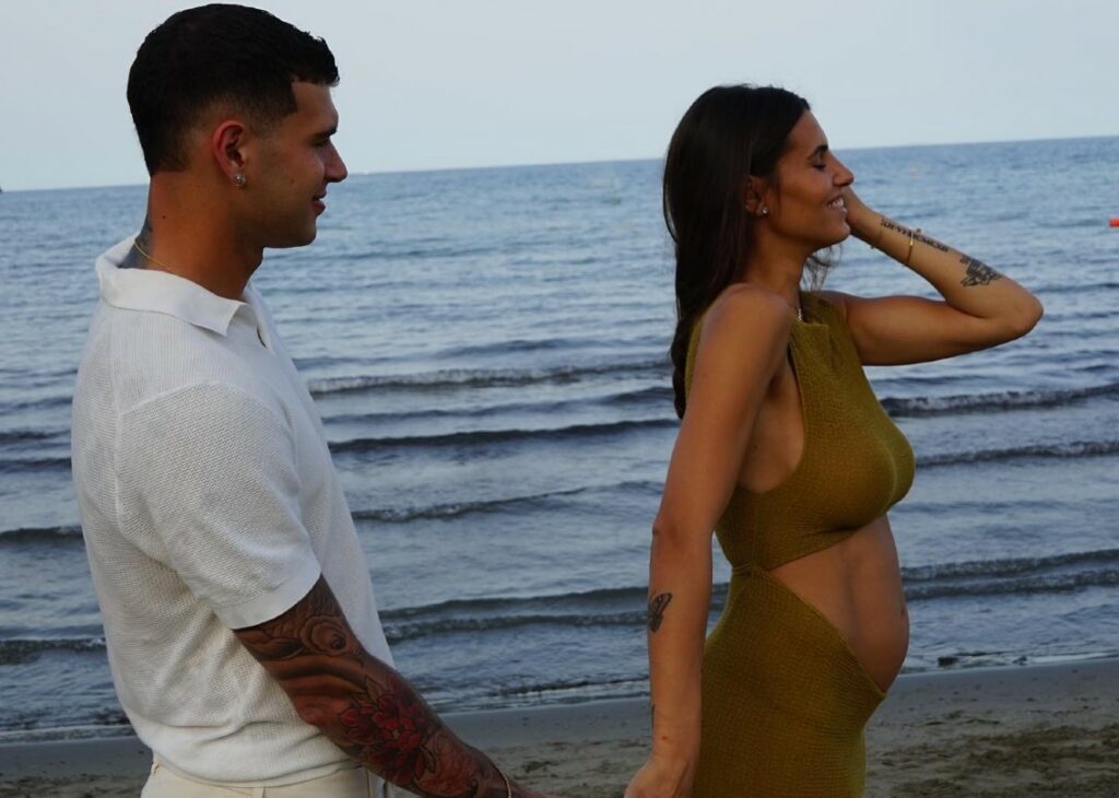 L'ex Miss italia e concorrente di 'Pechino Express' Carolina Stramare annuncia la gravidanza: prima foto col pancione e il compagno calciatore