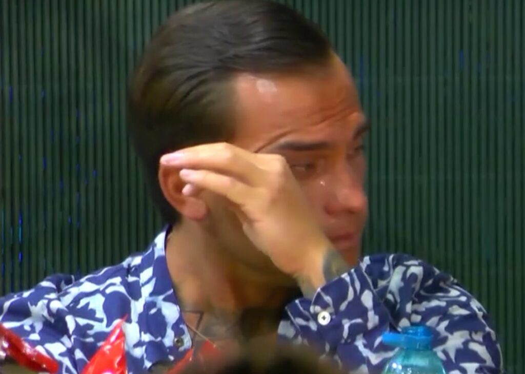 Temptation Island: Raul pazzo di gelosia per Martina vicina a Carlo, prima lancia una sedia, poi piange. Le immagini