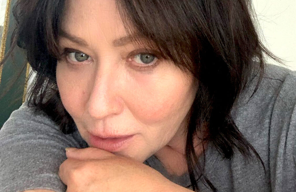 ''Non era pronta a lasciare questo mondo'': Shannen Doherty è morta circondata dagli amici, il racconto degli ultimi momenti del suo medico