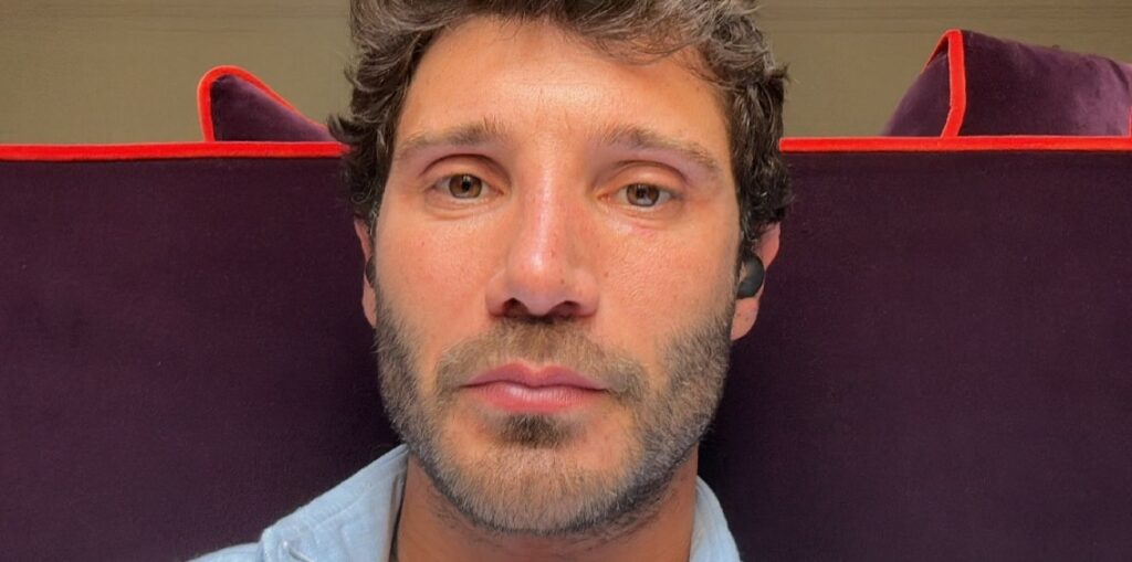 ''Con Maria ho sempre un filo diretto'': Stefano De Martino rivela cosa gli ha detto la De Filippi dopo essere stato scelto per 'Affari Tuoi'