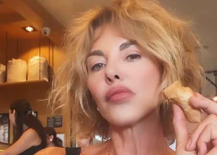 Alba Parietti ringrazia i followers che la difendono dagli haters Alba Parietti ringrazia i followers che la difendono dagli haters