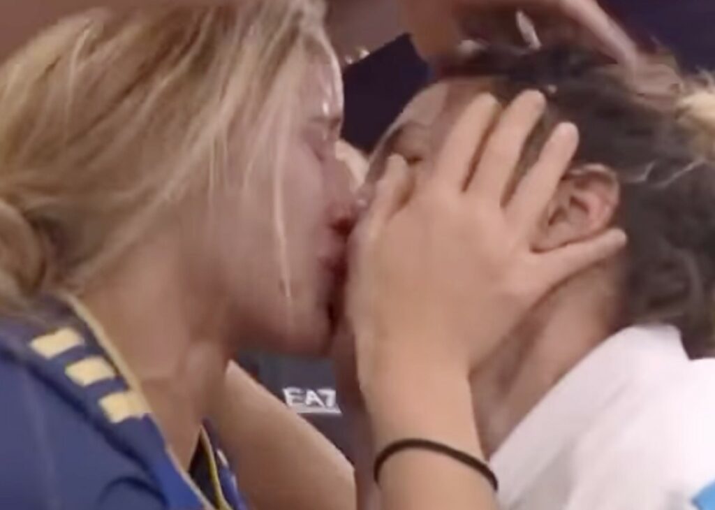 L'italiana Alice Bellandi vince l'oro alle Olimpiadi di Parigi 2024, poi il bacio alla fidanzata in tribuna: le immagini L'italiana Alice Bellandi vince l'oro alle Olimpiadi di Parigi 2024, poi il bacio alla fidanzata in tribuna: le immagini