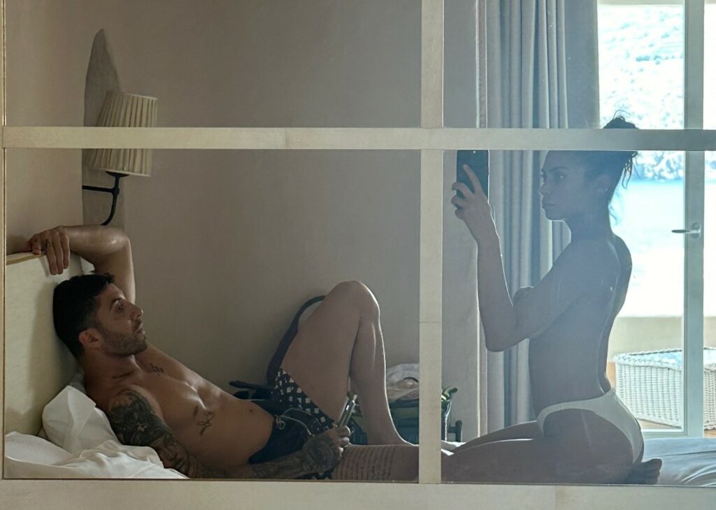 Elodie pubblica una foto molto intima a letto con il fidanzato Andrea Iannone: lei in topless con slip, lui in biancheria intima