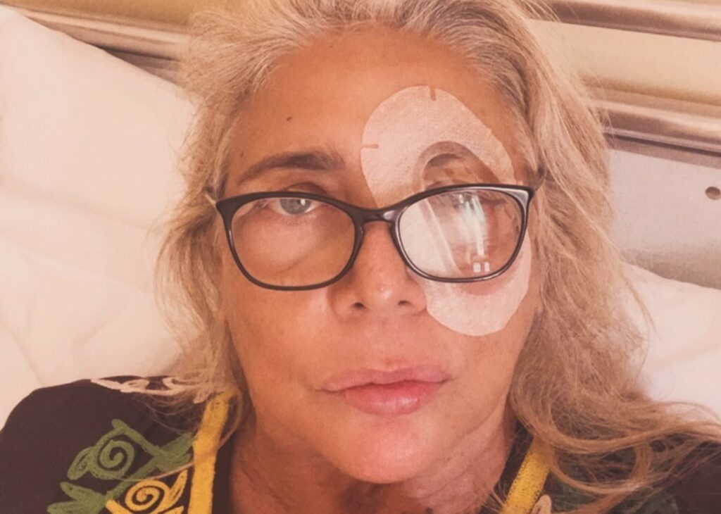 ''Devo fare altri tre interventi sperando di riacquistare un po’ la vista'': Mara Venier rivela per la prima volta cosa le è successo agli occhi