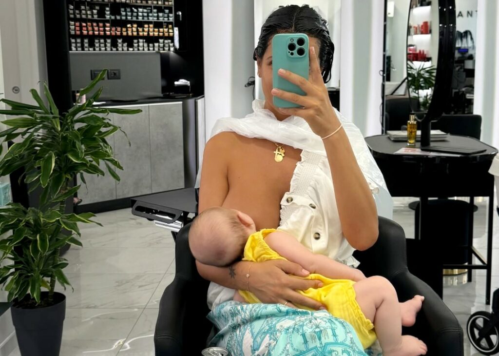 Roberta Morise allatta dal parrucchiere: la neomamma si prepara al matrimonio con un occhio sempre al piccolo Gianmaria Roberta Morise allatta dal parrucchiere: la neomamma si prepara al matrimonio con un occhio sempre al piccolo Gianmaria