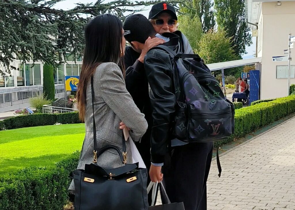 Elisabetta Gregoraci e Flavio Briatore lasciano commossi il figlio Nathan Falco nel collegio svizzero dove vivrà adesso: le foto
