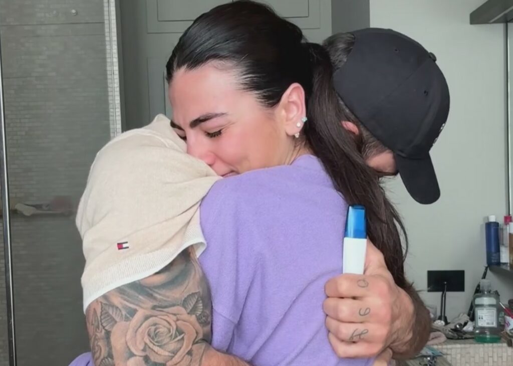 Lacrime e commozione: Giulia Salemi e Pierpaolo Pretelli mostrano la loro reazione nel preciso istante in cui hanno scoperto la gravidanza