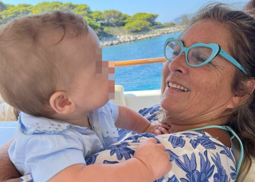 Romina Power esplode di felicità: in barca col nipotino Axel Lupo è una nonna dolcissima, guarda Romina Power esplode di felicità: in barca col nipotino Axel Lupo è una nonna dolcissima, guarda