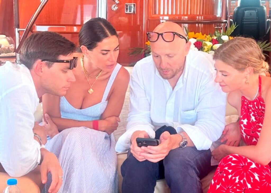 Il settimanale 'Chi' rivela cosa penserebbe la madre di Carlo Beretta della sua nuova fidanzata Melissa Satta Il settimanale 'Chi' rivela cosa penserebbe la madre di Carlo Beretta della sua nuova fidanzata Melissa Satta