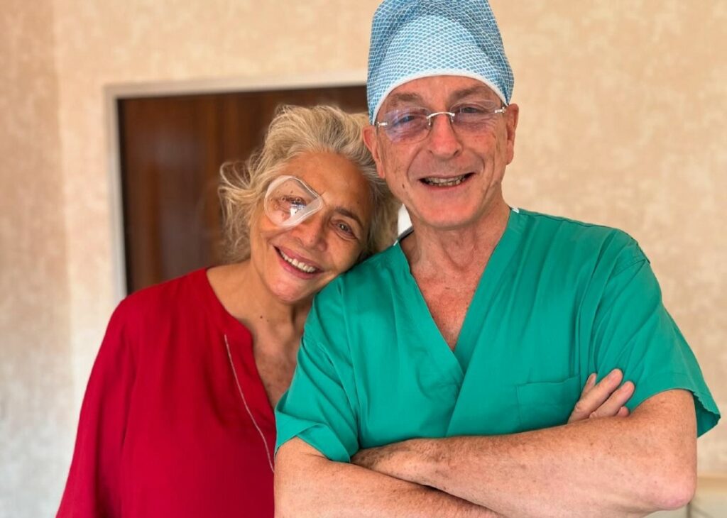 ''Operata di nuovo'': Mara Venier sotto ai ferri a poche settimane dal primo intervento all'occhio, la foto col chirurgo ''Operata di nuovo'': Mara Venier sotto ai ferri a poche settimane dal primo intervento all'occhio, la foto col chirurgo