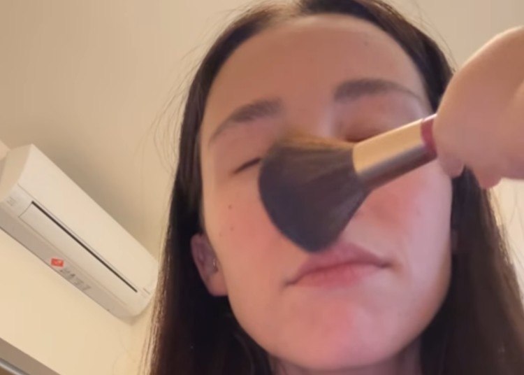 Aurora Ramazzotti si fa truccare dal figlio Cesare