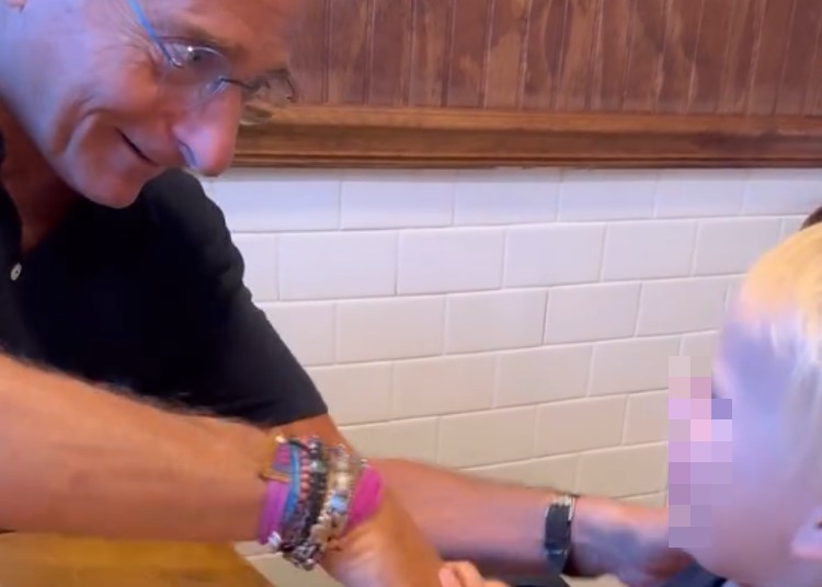 Paolo Bonolis gioca con il nipotino Sebastiano: il video è dolcissimo Paolo Bonolis gioca con il nipotino Sebastiano: il video è dolcissimo