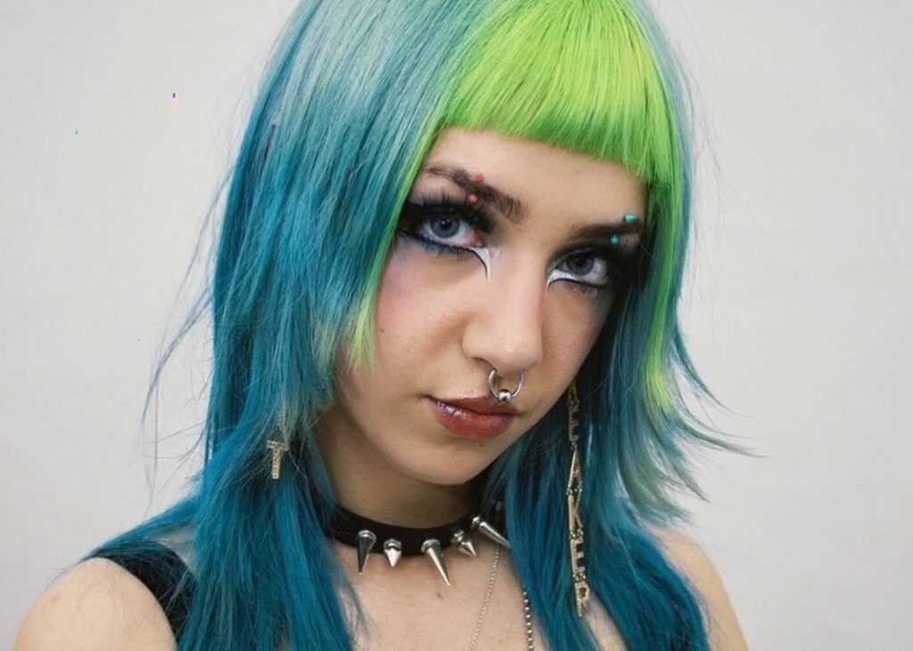 ''Volevo essere emo da quando avevo 5 anni'': Anna Lou Castoldi, figlia di Morgan e Asia Argento, parla del suo particolare look tra piercing e tattoo ''Volevo essere emo da quando avevo 5 anni'': Anna Lou Castoldi, figlia di Morgan e Asia Argento, parla del suo particolare look tra piercing e tattoo