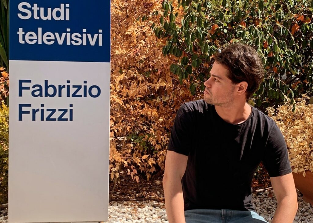 Giacomo Bettarini, secondogenito di Simona Ventura e Stefano Bettarini, annuncia il suo debutto tv in Rai con una foto da Roma
