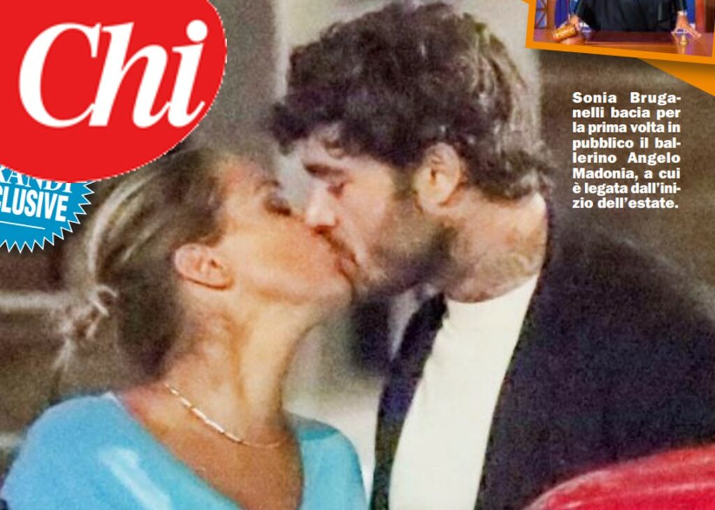 Sonia Bruganelli e Angelo Madonia, il primo bacio paparazzato della nuova coppia dello showbusiness: guarda Sonia Bruganelli e Angelo Madonia, il primo bacio paparazzato della nuova coppia dello showbusiness: guarda