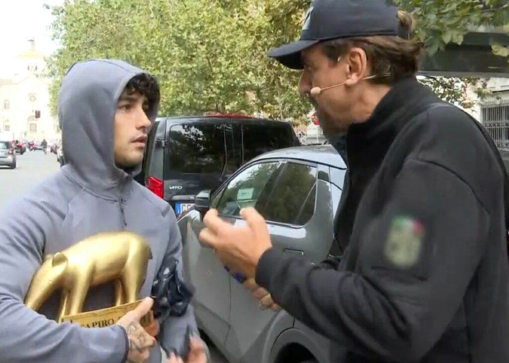 Tony Effe riceve il Tapiro d'Oro e non smentisce che il 'dissing' con Fedez potrebbe essere stato organizzato a tavolino Tony Effe riceve il Tapiro d'Oro e non smentisce che il 'dissing' con Fedez potrebbe essere stato organizzato a tavolino