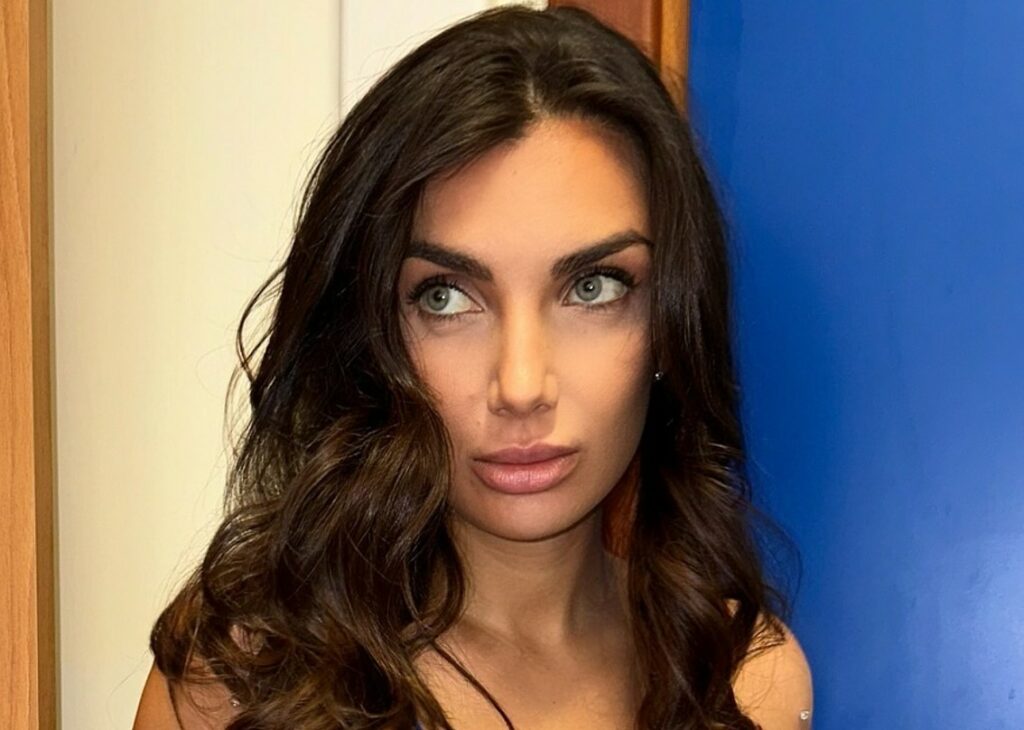 ''Non mangio carne'': Elettra Lamborghini spiega il segreto della sua forma tra alimentazione e massaggi