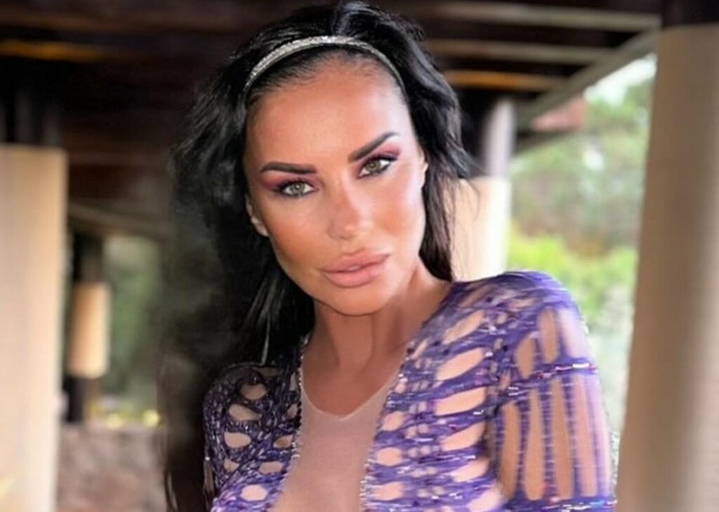 ''Con Niccolò non c'è nulla'': Antonella Mosetti smentisce il flirt col figlio di Bettarini e rivela con chi è fidanzata da tre anni ''Con Niccolò non c'è nulla'': Antonella Mosetti smentisce il flirt col figlio di Bettarini e rivela con chi è fidanzata da tre anni