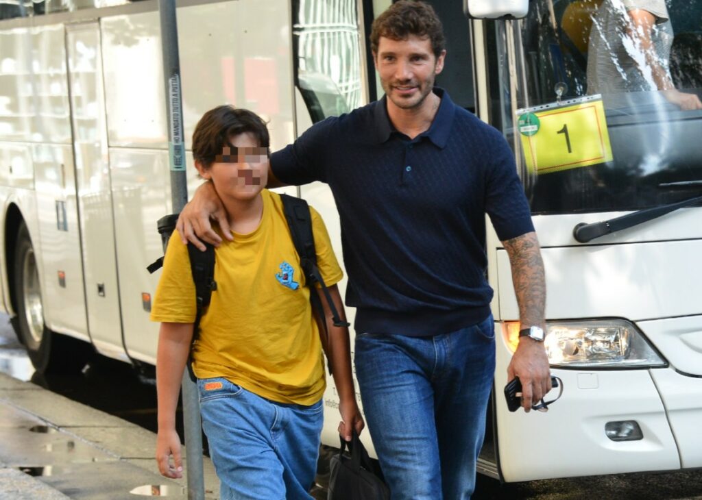 Stefano De Martino accoglie Santiago che torna da scuola con il bus: nonostante gli impegni Rai a Roma, torna a Milano per il figlio Stefano De Martino accoglie Santiago che torna da scuola con il bus: nonostante gli impegni Rai a Roma, torna a Milano per il figlio
