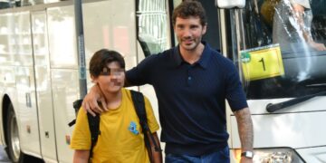 Stefano De Martino accoglie Santiago che torna da scuola con il bus: nonostante gli impegni Rai a Roma, torna a Milano per il figlio